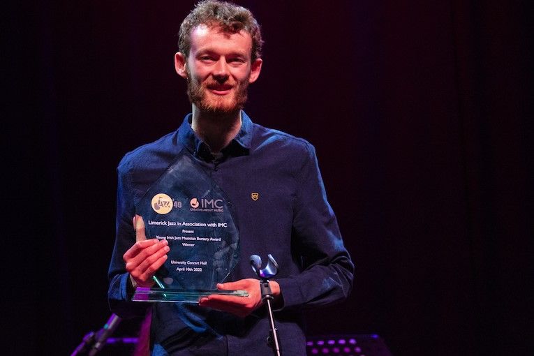 nils_kavangh_with_award